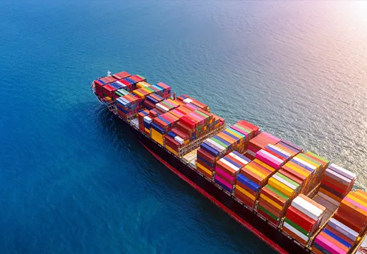 Containerfartyg lastat med gods på öppet hav